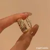 Anillo ancho de rombos incrustados de diamantes usado para mujer estilo ins de fragancia pequeña temperamento de lujo ligero anillo de apilamiento de diamantes completos para el dedo índice