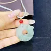 Colgante de Jade Verde Tianshan Doble Pixiu con Patrón de Flor Flotante, Hebilla de Seguridad Doble Pixiu, Artículo Popular para Transmisiones en Vivo, Collar Unisex, Venta Directa del Fabricante