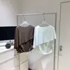 Elegante Camiseta Plisada con Cintura Ceñida, Estilo Capa, Falso Dos Piezas, Diseño Casual, Top Capa