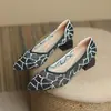 Sapatos de Princesa Vazados de Salto Grosso Tricotados de Bico Fino Temperamento Sapatos Solteiros 2024 Verão Novos Salto Grosso Salto Alto Feminino Sapatos Tricotados