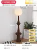 Lámpara de pie de columna romana de mediados de siglo, adecuada para sala de estar, colocada junto al sofá, dormitorio retro de estilo francés, creando un ambiente sofisticado y artístico
