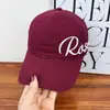 Gorra de Béisbol Retro Coreana Nueva de Primavera y Verano con Letras para Mujer, Gorra Bordada Simple Versátil de Copa Suave que Hace que la Cara se Vea Más Pequeña