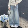 Conjunto de suéter para meninas, nova coleção outono 2026, apresentando um suéter de tricô com urso de desenho animado e calça jeans de perna larga, um conjunto de duas peças em um estilo coreano moderno