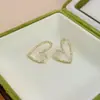 Aretes Calados con Forma de Corazón Completamente Incrustados con Diamantes con un Diseño de Nicho Que Realza la Apariencia de un Rostro Delgado, Exudando una Vibra de Alta Gama, Dulce y Fresca, Aretes con Forma de Corazón para Mujer
