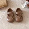 Sapatos de couro com bolinhas estilo coreano para meninas, novo modelo primavera e outono 2026, sola macia, fivela de uma tira, sapatos single retrô versáteis para bebês meninas