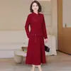 Nova coleção de outono de vestidos cheongsam de manga comprida aprimorados para mães, de comprimento médio, projetados para mulheres de meia-idade e idosas, com estilo de peça dupla falsa