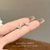 Pendientes de botón de corazón pequeños de lujo ligero ultra brillantes, pendientes de moda minimalista versátiles para mujer, personalidad, Ins, pendientes de temperamento simple