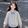 Conjunto de dos piezas para niñas estilo universitario 2026, versátil, con bloques de color a rayas, estampado de gatitos y pantalones casuales