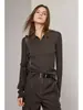 U.N.Q. irradia un encanto refinado y suave, con una textura suave y amigable con la piel y una calidad excepcional. Este es un polo de punto base de hilo Yangzi alemán