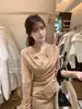 AS OFFICIAL Suéter de Punto para Mujer Otoño Estilo Francés Pura Deseo Patchwork de Encaje Cuello Cruzado Oscilante Falso Dos Piezas 18008