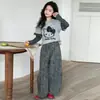 Conjunto Súper Elegante para Niñas Primavera 2026 Nuevo Estilo: Camiseta de Manga Larga Falsa de Dos Piezas para Niña Grande y Pantalones Anchos con Estampado de Leopardo para Niños