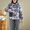 Nueva colección de invierno: Chaqueta de algodón holgada con estampado de pintura a tinta, que presenta un pequeño cuello mao, mangas largas y un cierre de botones retro.