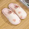 Zapatos de confinamiento al por mayor primavera y verano algodón transpirable zapatos para mujeres embarazadas suela gruesa talla grande antideslizantes talón de bolsa otoño e invierno posparto zapatos de algodón para interiores