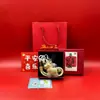 Colgante redondo bañado en oro juego de caja de regalo múltiples patrones disponibles recuerdo para festivales y viajes con coche regalo para actividades llavero colgante