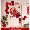 Decoraciones de personaje "Doble Felicidad" aterciopeladas para dormitorios, marcos de puerta de habitación de bodas y puertas de armarios, con arreglos florales de boda y flores artificiales