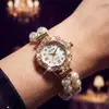 Venta al por mayor de relojes elásticos de cuarzo con perlas artificiales de doble fila en stock, relojes de pulsera con incrustaciones de diamantes transfronterizos y relojes de mujer con estampado floral