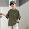 Camiseta de Manga Curta para Meninos Roupa de Verão 2026 Novo Estilo Roupas Infantis Médias e Grandes Camiseta de Meia Manga para Menino Top Estiloso Tendência T