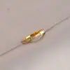 Anel de Aço Titânio com Incrustação de Conchas Estilo Retrô Francês para Mulheres, Design de Nicho que Não Desbota, Luxo Leve, Anel de Dedo Indicador Moderno e Personalizado