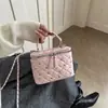 Bolso de cadena a la moda con patrón de diamantes para mujer, nuevo estilo 2026, bolso pequeño en forma de caja con remaches, bandolera elegante para uso diario, venta al por mayor