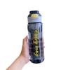 Vaso de agua deportivo de gran capacidad de plástico resistente a caídas resistente a altas temperaturas verano escala con compartimento para té fitness vaso práctico para estudiantes varones