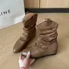 Botas femininas de cano médio, estilo ocidental, leves, chiques retrô, com salto bloco de 5cm para aumentar a altura, para outono e inverno, com design plissado exclusivo.