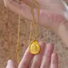 Colar com Pingente de Disco Dourado Antigo do Deus da Riqueza Amarelo para Mulheres 2025 Nova Corrente Curta para Clavícula Acessórios de Tendência Nacional para Mulheres Verão