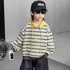 Conjunto de moletom listrado para meninos primavera e outono, conjunto esportivo infantil de duas peças estilo coreano, roupas estilosas para meninos pequenos