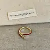 Anel de Corda Vermelha com Moeda de Pônei de Zircônia Cintilante Exquisito para Mulheres, Luxo Acessível e Anel de Dedo Indicador de Alto Padrão, Anel Aberto de Design de Nicho