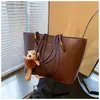 Bolso de mano retro minimalista europeo y americano, bolso tote texturizado versátil casual de gran capacidad, bolso de hombro para debajo del brazo versátil de nicho
