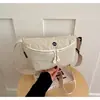 Atacado transfronteiriço de bolsas tiracolo lisas para mulheres, apresentando um design simples, elegante e moderno, com materiais à prova d'água e resistentes ao desgaste, adequadas para uso casual como bolsa de peito ou bolsa de cintura