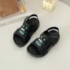 Sandálias Infantis 2026 Verão Novo Estilo Sapatos de Praia Abertos para Meninos Sapatos Casuais para Meninas para Crianças Pequenas, Médias e Grandes Sapatos de Bebê da Moda