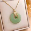 Colar com Pingente Ruyi e Paz, Colar de Imitação de Jade com Padrão de Nuvem de Luxo Leve, Acessório Feminino com Design de Nicho e Toque de Luxo, Corrente para Clavícula