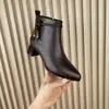 Botas Curtas para Mulheres 2025 Outono e Inverno Novas Botas de Moda com Salto Médio Tecidas com Contas Salto Grosso Botas Femininas Couro Macio Botas de Algodão Botas de Couro Femininas