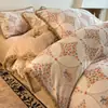 Juego de ropa de cama de cuatro piezas de terciopelo de leche de invierno con diseño de pompón, que incluye una funda de edredón gruesa de forro polar de coral bordada y una sábana bajera.