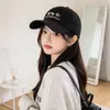 Gorra de Béisbol Bordada de Dibujos Animados Linda Estilo Coreano para Mujer Parte Superior Suave Gorra de Pico Desgastada Versátil para Adelgazar la Cara Protección Solar para Hombre
