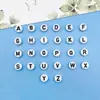 100 cuentas espaciadoras de letras acrílicas planas redondas blancas negras para letras pulsera DIY cuentas sueltas venta al por mayor