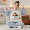 Pijama cálido de forro polar coral para otoño e invierno, nuevo conjunto de pijama y ropa de estar de franela de invierno estilo caricatura para niñas pequeñas