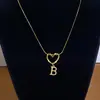 Collar de Acero de Titanio con Colgante de Corazón de Gama Alta y 26 Letras Inglesas para Mujer, Cadena para Clavícula con Apellido, Nicho de Lujo Ligero, Celebridad de Internet para Mejor Amiga