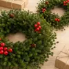 Corona de Navidad artificial con ciprés de bolas pequeñas, bayas rojas artificiales y piñas, colgador de puerta simple, disponible en dos tamaños, decoración navideña básica