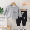 Pantalones de Parche con Bolsillo de Solapa para Niños Letra Manga Larga Traje de Moda Moda de Otoño Traje de Dos Piezas Versátil de Manga Larga Moderno