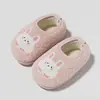 Chinelos e sapatos de algodão com tema de animais de desenho animado, novo estilo infantil inverno 2026, adequados para uso interno e externo, antiderrapantes, leves e macios, para bebês e meninas