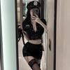 Às três horas da noite, mulher de lingerie paixão policial tentação sexy de abrir uniformes boate flertando pijamas cama quente