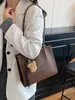 2026 Nova Bolsa Tote de Alta Qualidade Texturizada Moda Versátil Estilosa Minimalista Retrô Grande Capacidade Ombro Axila Bolsa Feminina