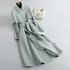 Não há devoluções ou trocas para tamanhos descontinuados. Casaco tipo capa de lã pura para mulheres, adequado para o deslocamento no outono e inverno, com cintura de amarrar e design longo em lã, direto da fábrica de origem