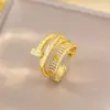 Anel moderno e popular de zircônia requintado e ultrabrilhante para mulheres, luxo leve com um toque de alta qualidade, anel aberto ajustável, banhado a ouro real