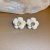 Pendientes geométricos de flor con aceite de gota de aguja plateada Pendientes pequeños frescos dulces blancos Pendientes de nicho de moda ins de Corea del Sur