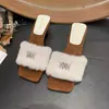 Chinelos fofos de salto alto para mulheres, novo estilo outono/inverno 2026, chique de conto de fadas, perfeitos com vestidos, salto plataforma estilo francês, chinelos de algodão de uma tira