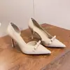 Tacones de aguja de charol nude, suela roja, corte lateral, punta fina, para mujer con lazo, estilo de dama madura, nuevo modelo de verano 2025