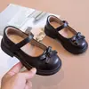 Zapatos de piel para niña 2026 otoño nuevo moda versátiles suela blanda ligeros estilo universitario zapatos Mary Jane para niños mayores