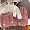 Conjunto de Tres Piezas para Niñas Primavera/Otoño 2026 Estilo Nuevo Chaleco de Pana Retro Infantil Camisa de Encaje Floral con Cuello Alto Venta al por Mayor